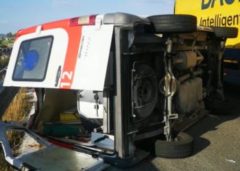 Kamioni përplas autoambulancën në Lushnje, vdes pacienti