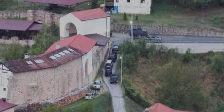 Detajin që nuk e përmendi askush: Dy priftërinj serbë u distancuan për hyrjen me dhunë të sulmuesve brenda Manastirit