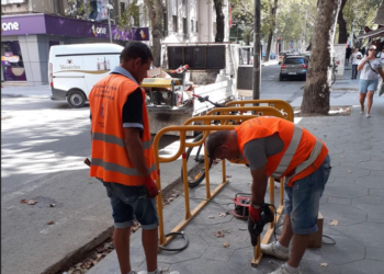 FOTOT / Pas trotuarëve të rinj në “Mylsym Shyri”, instalohen dhe vendqëndrimet për biçikletat
