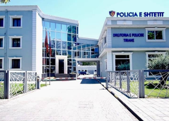 37-vjecarja shfrytëzonte fëmijët e saj të mitur për të lypur, procedohet penalisht