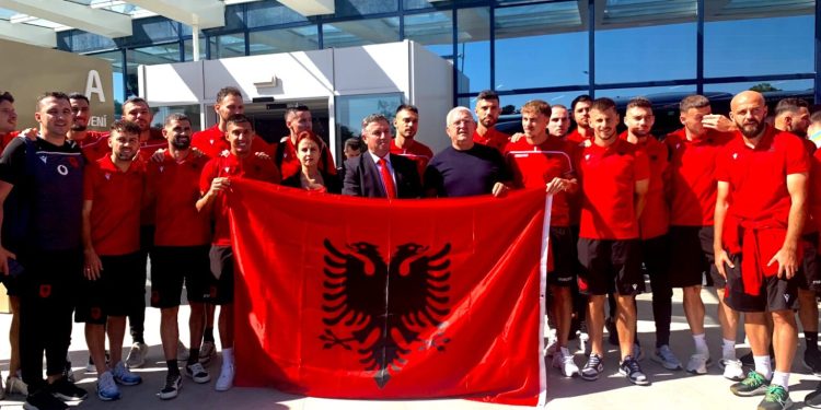 Kombëtarja kuqezi mbërrin në Pragë, por Sylvinho humb një mesfushor para ndeshjes me Çekinë