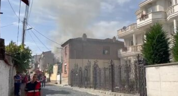 Përfshihet nga flakët banesa në Korçë, shpëtohet i moshuari