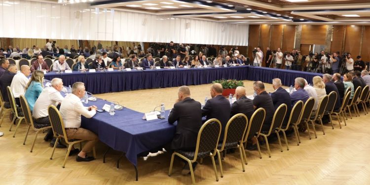 Mbledhja e opozitës pa grupin e Bashës/ Bardhi: Të unifikojmë qëndrimin tonë kundër keqqeverisjes së Ramës