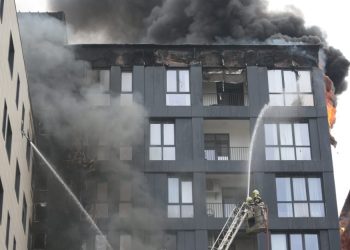 Pallati 10-katësh në flakë, kreu i zjarrfikësve Goxhaj: Nuk ka banorë të dëmtuar!