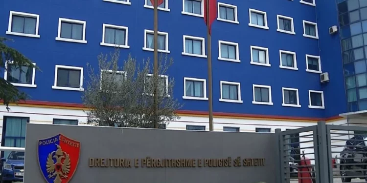 U hoqën si zyrtarë dhe tentuan t’i merrnin 70 mijë euro biznesmenit. 4 persona në pranga, 2 në kërkim