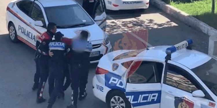 Godet për shkak të detyrës policin, arrestohet në flagrancë i riu në Tiranë