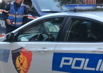 Efektivët e policisë në Tiranë gjejnë një armë të fshehur poshtë sediljes