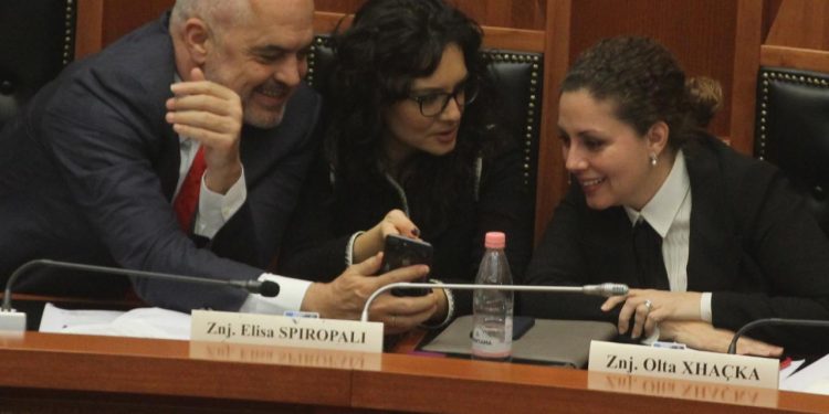 Teoria konspirative e medias greke: Olta Xhaçka u shkarkua prej Fredi Belerit