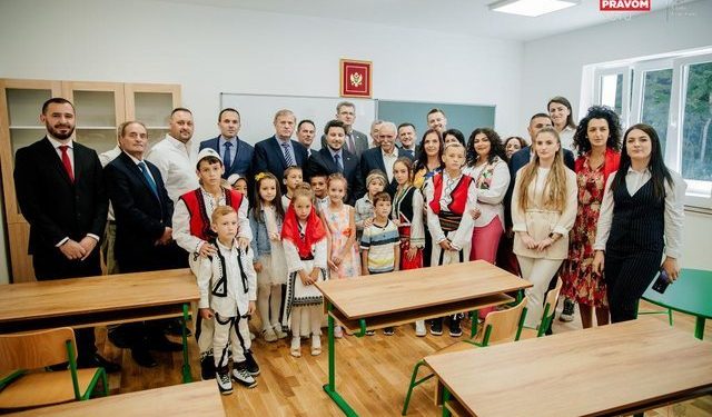 Dritan Abazoviç hap shkollën e vetme shqipe në Rozhajë