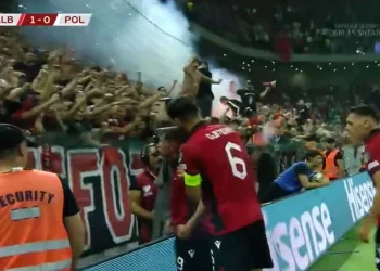 FSHF shpall “non grata” tifozët që hodhën flakadanë në ndeshjen ndaj Polonisë