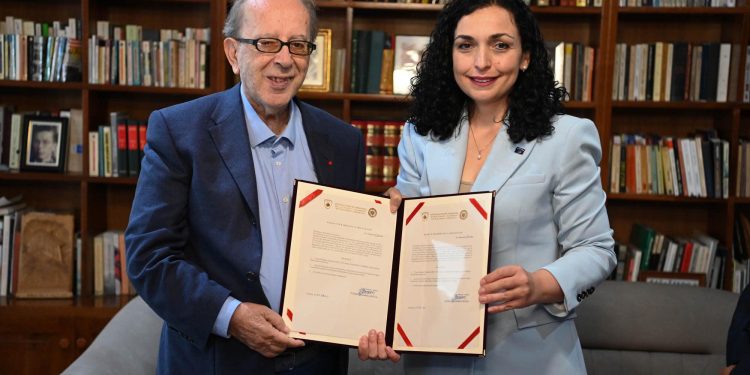 Zyrtarisht shtetas nga Kosova. Ismail Kadare merr dekretin e nënshtetësisë nga Vjosa Osmani