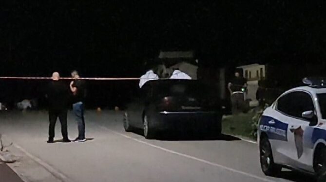 Vrasje me armë zjarri në Dukagjin, babë e bir qëllohen me breshëri plumbash