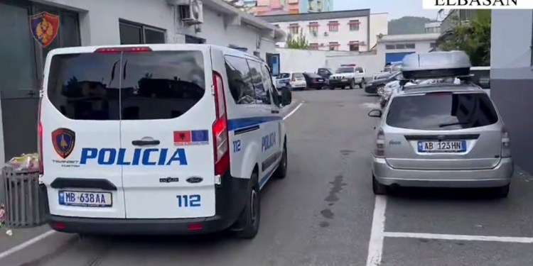 Tre persona përfundojnë në spital, dy të rinj arrestohen në Elbasan
