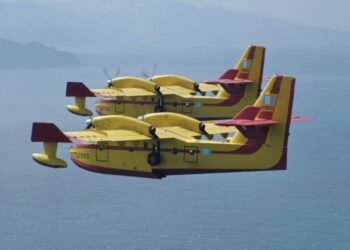Zjarri në Darëzezë: Dy avionë nisin punën për shuarjen e vatrave