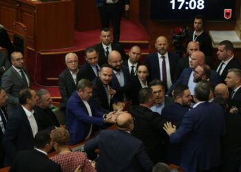 Përplasja fizike mes deputetëve/Grupi i PS kërkon dënimin e 7 deputetëve të opozitës