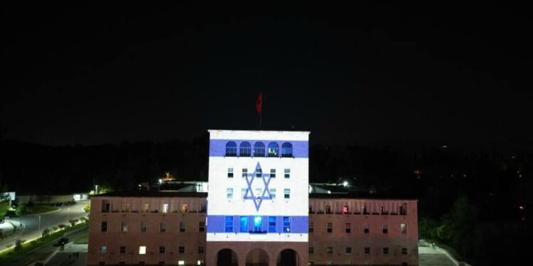 Tirana solidarizohet me viktimat në Izrael, Universiteti Politeknik vishet me ngjyrat bardhë e blu