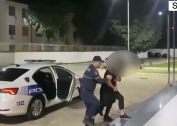 Dhunoi babin me urdhër mbrojtjeje,arrestohet gazetari Robert Staka