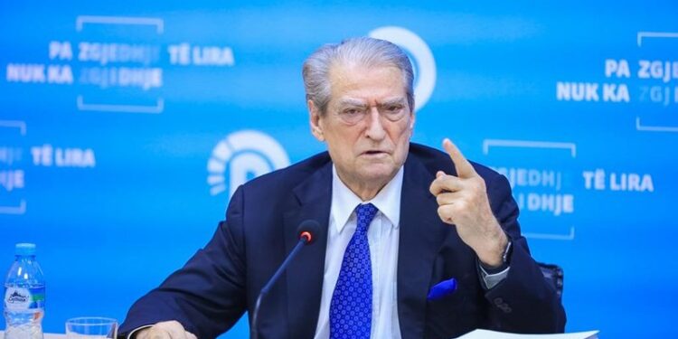 Berisha njofton konferencë 30 minuta para seancës në GJKKO