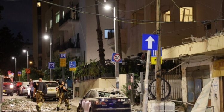 Izrael, të paktën 250 të vrarë dhe disa qindra të plagosur nga sulmet e Hamasit