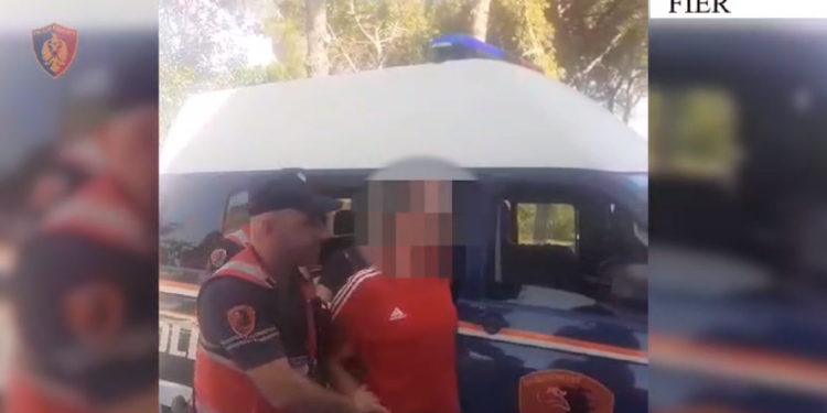 Shisnin kanabis pranë shkollave, dy të rinj në pranga në Fier