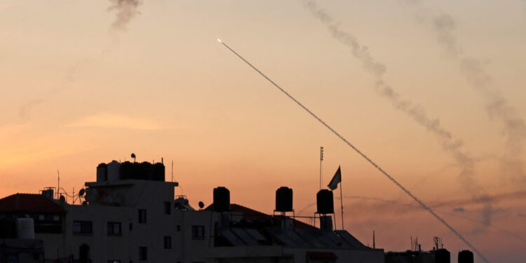 Sulm masiv me raketa nga Gaza drejt Izraelit, shpallet gjendja e alarmit të luftës