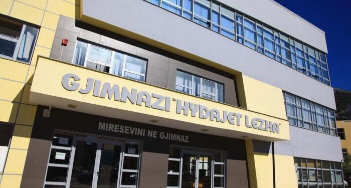 Goditi mësuesen me karrige, “arrest shtëpie” për adoleshentin