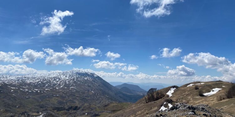 Dita karakterizohet nga moti i qëndrueshëm