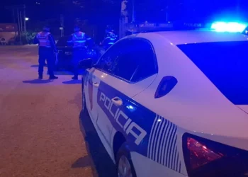 Plagoset me thikë një 16-vjeçar në Fier, policia në kërkim të autorit