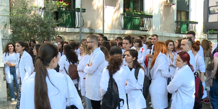 Studentët e mjekësisë gjejnë dakordësi, do i rikthehen mësimit