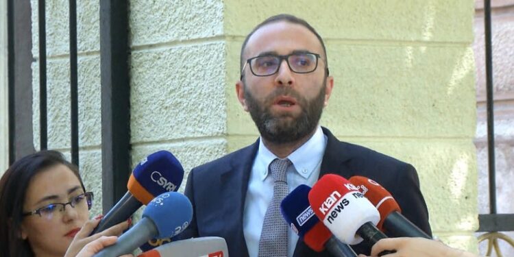 Bardhi: Ndalimi i hyrjes së deputetëve në zyrat e tyre është një masë e dhunimit