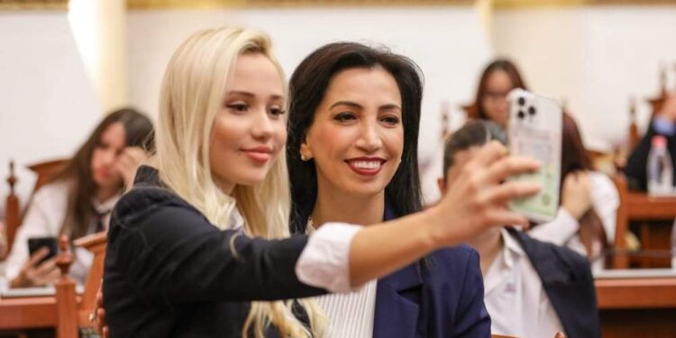Kushi priti gjimnazistët e shkollës “Wilson” në Kuvendin e Shqipërisë
