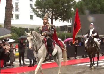 Jemi një! Mbahet “Parada e Shqiptarëve” në Tiranë,150 ansamble popullore të pranishëm