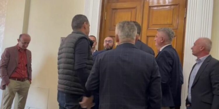 Opozita bllokon fillimin e mbledhjes së Konferencës së Kryetarëve