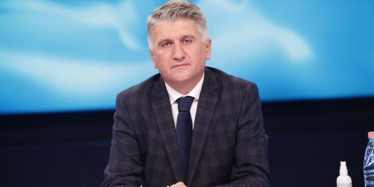 Gjekmarkaj: Xhemali pasi shkembeu me Taon dy shikime të nxehta i dha trup e shpirt…