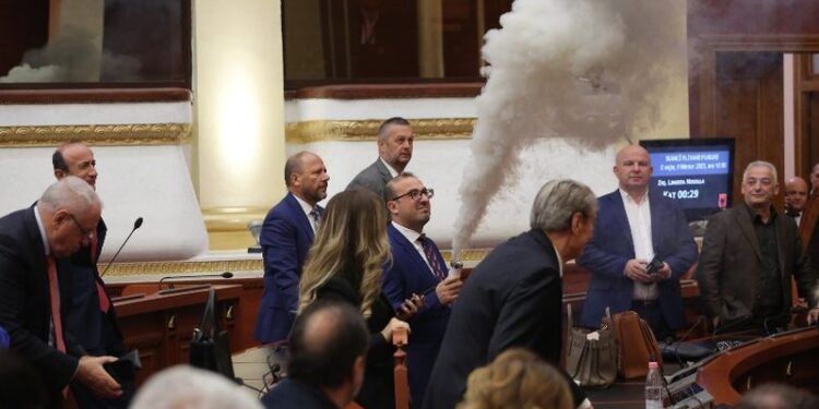 Mazhoranca kërkon masë disiplinore për tre deputetë të opozitës