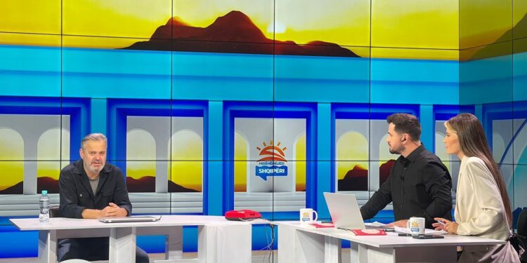 Ben Blushi shpjegon romanin “Komploti” në emisionin “Mirëmëngjesi Shqipëri”