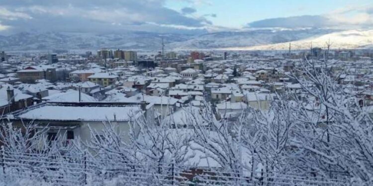 Dëbora zbardh disa zona në Kukës dhe Korçë