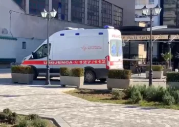 Rrëzohet nga kati i pestë i një pallati, humb jetën 22-vjecarja në Vlorë