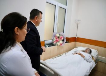 Ministri Balla vizitoi sot në spital qytetaren që u aksidentua pranë kryeministrisë
