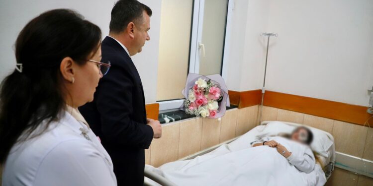 Ministri Balla vizitoi sot në spital qytetaren që u aksidentua pranë kryeministrisë