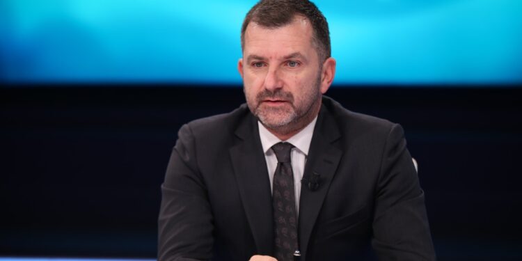 Andi Bushati: Ç’na tregon telendisja e opozites?