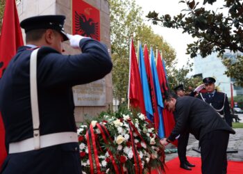 Veliaj nderon 10 veteranë të LANÇ