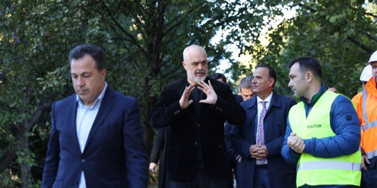 Rama inspekton kantierin e transformimit të Shëtitores së Tushemishtit