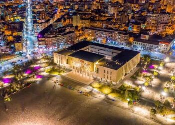 Huffpost nxjerr Tiranën një nga destinacionet e 2024-ës