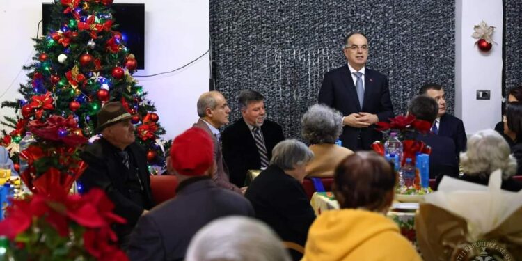 Presidenti Begaj dhe ministri Balla vizitë në shtëpinë e të moshuarve në Fier