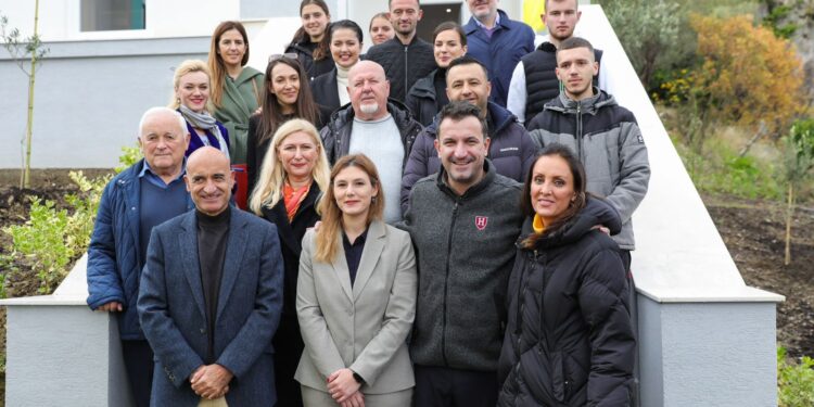 Erjon Veliaj përuron Qendrën Rinore në Petrelë