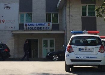 Gruaja dhunon në mes të Fierit ish-bashkëshortin