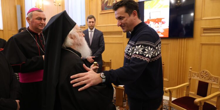 Veliaj uron Krishtlindjen nga Kisha Ortodokse
