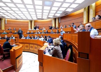 Këshilltari i Metës tund prangat, këshilltarët: “Mos ja ke marrë pa leje shokut Ilir”
