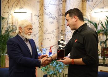 Veliaj nderon me “Medaljen e Mirënjohjes” aktorin e madh, Viktor Zhusti